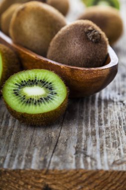 Ahşap bir tabak içinde olgunlaşmış kivi 