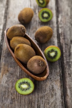 Ahşap bir tabak içinde olgunlaşmış kivi 