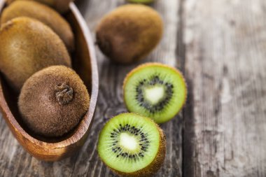 Ahşap bir tabak içinde olgunlaşmış kivi 