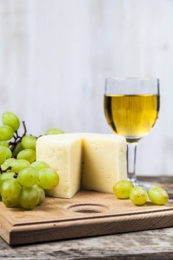 beyaz şarap, peynir ve üzüm 