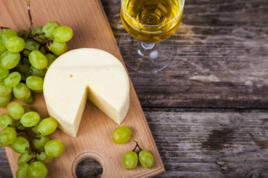 beyaz şarap, peynir ve üzüm 
