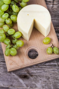 Peynir ve üzüm eski ahşap masa