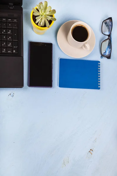 Laptop, copos, café e planta — Fotografia de Stock