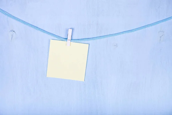 Papier powiesić na sznurku — Zdjęcie stockowe