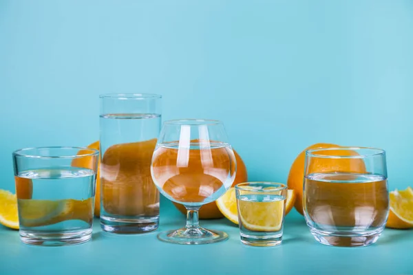 Erfrischendes kaltes Wasser mit Orangen — Stockfoto