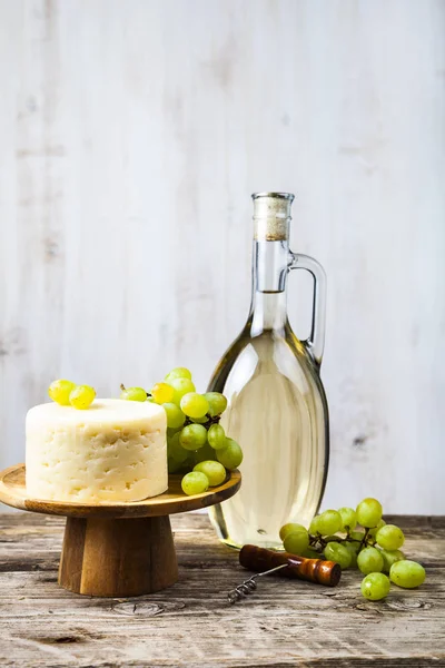 Beyaz şarap, peynir ve üzüm — Stok fotoğraf