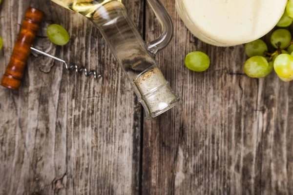 Vinho branco, queijo e uvas — Fotografia de Stock