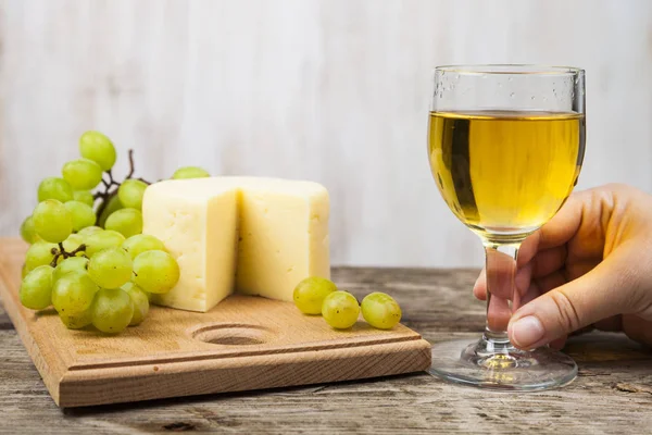 Mão feminina com um copo de vinho — Fotografia de Stock