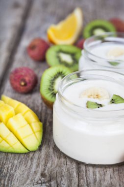 Tropikal meyve ile yoğurt 