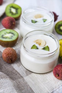 Tropikal meyve ile yoğurt 