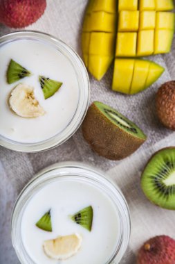 Tropikal meyve ile yoğurt 