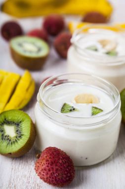 Tropikal meyve ile yoğurt 