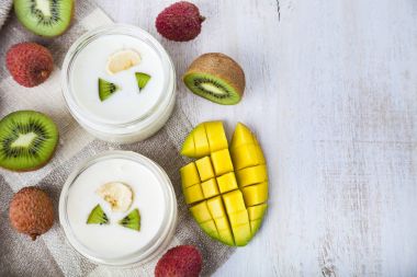 Tropikal meyve ile yoğurt 