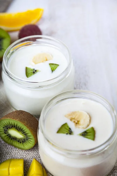 Йогурт с тропическими фруктами — стоковое фото