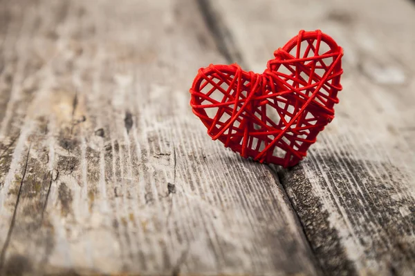 Corazón rojo sobre un fondo de madera. —  Fotos de Stock