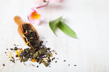 Siyah çay çiçek yaprakları, çay yaprakları ve sakura