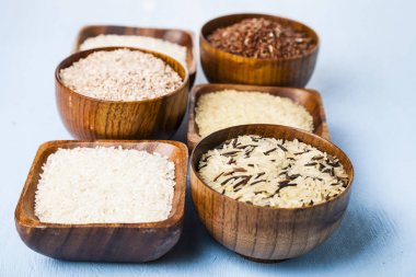 Pirinç farklı çeşitleri ile altı yuvarlak kase