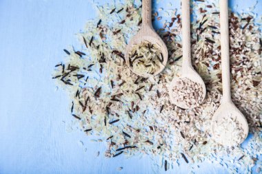 Üç kaşık pirinç farklı sınıflarda ile