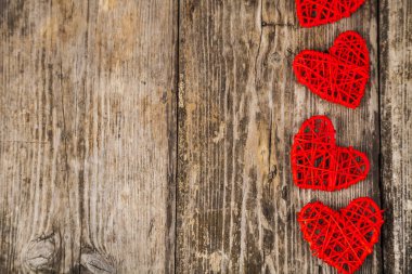 Eski bir ahşap zemin üzerine kırmızı Kalpler