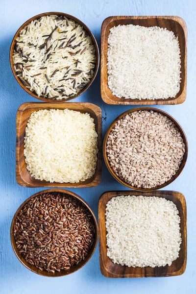 Seis tazones con diferentes variedades de arroz — Foto de Stock