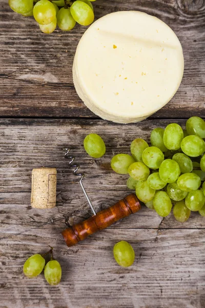 Peynir, üzüm, mantar ve tirbuşon — Stok fotoğraf