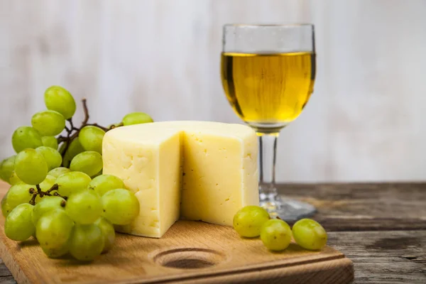 Beyaz şarap, peynir ve üzüm — Stok fotoğraf