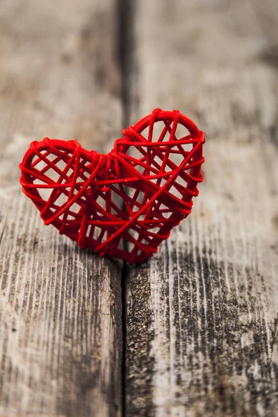 Corazón rojo sobre un viejo fondo de madera —  Fotos de Stock