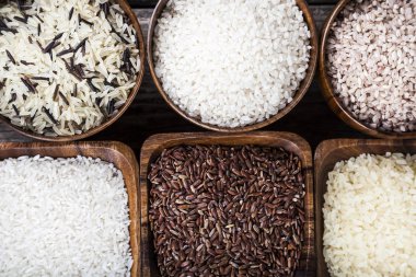 Pirinç farklı çeşitleri ile altı yuvarlak kase