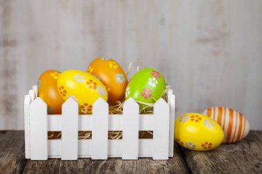 Paskalya Paskalya yumurtaları ile natürmort. 