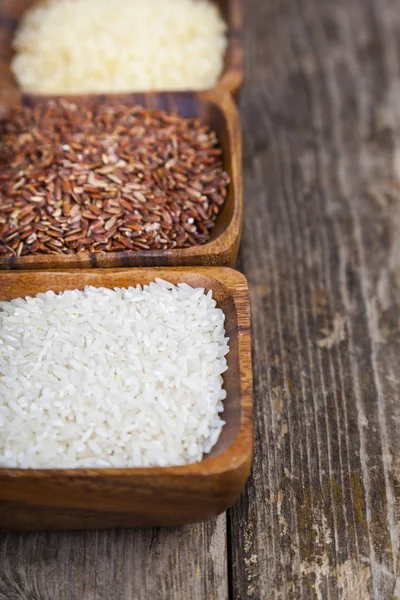 Tres tazones con diferentes variedades de arroz — Foto de Stock