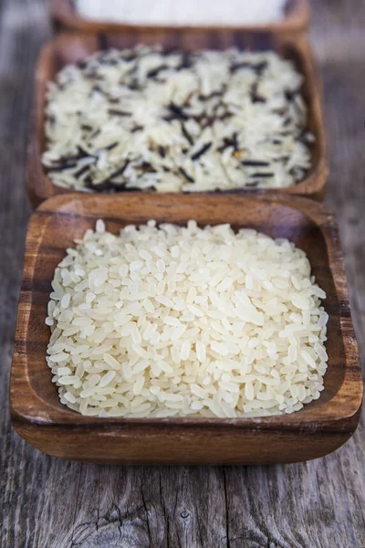 Três tigelas com diferentes variedades de arroz — Fotografia de Stock