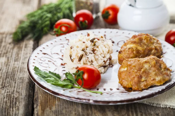 Läckra kotletter, ris, tomater och persilja — Stockfoto