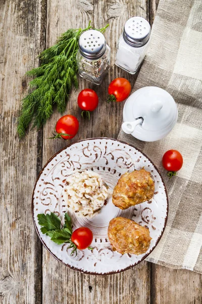 Delicious cutlets, rice, tomatoes and parsley — Stock Photo, Image