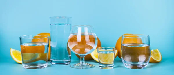 Erfrischendes kaltes Wasser mit Orangen — Stockfoto