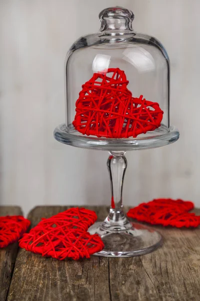 Rote Herzen auf einer Glasschale — Stockfoto