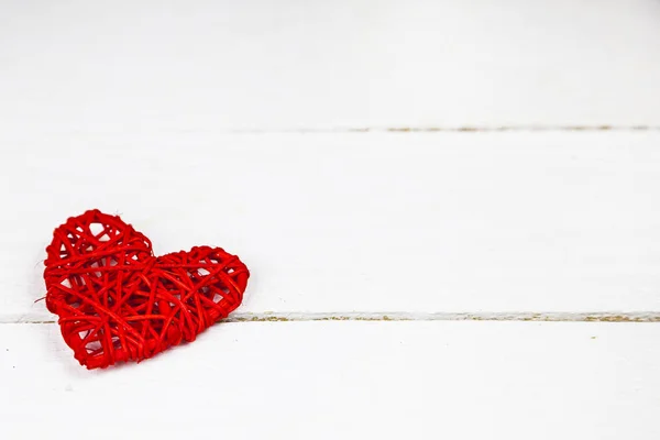Червоне серце на білому дерев'яному фоні — стокове фото