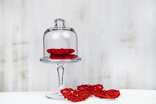 Czerwone serca na szklanym naczyniu — Zdjęcie stockowe