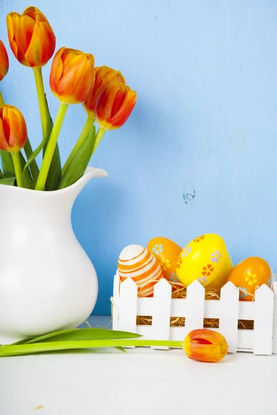 Bodegón de Pascua con huevos de Pascua y tulipanes — Foto de Stock