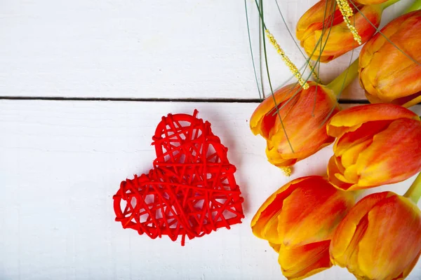 Buquê de tulipas e coração vermelho — Fotografia de Stock