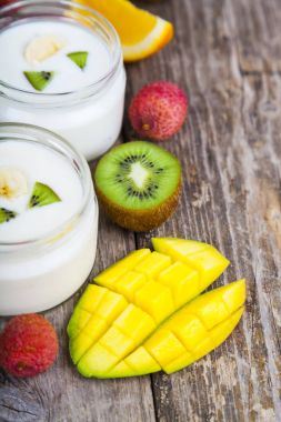 Tropikal meyve ile yoğurt 