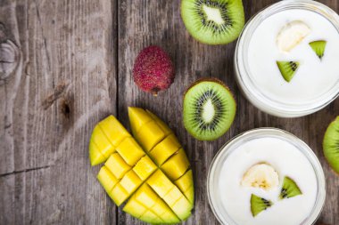 Tropikal meyve ile yoğurt 