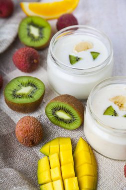 Tropikal meyve ile yoğurt 