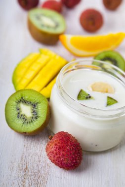 Tropikal meyve ile yoğurt 