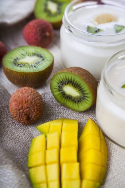 Tropikal meyve ile yoğurt 