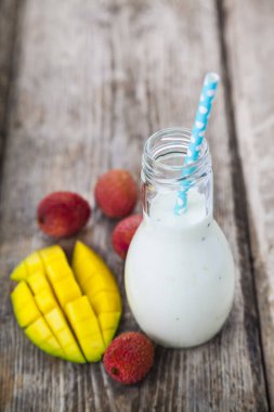 Tropikal meyve smoothies