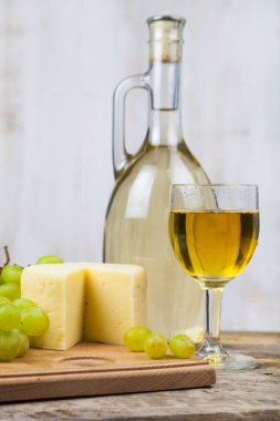 beyaz şarap, peynir ve üzüm