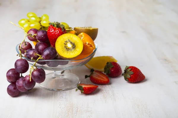 Buah matang di piring transparan — Stok Foto