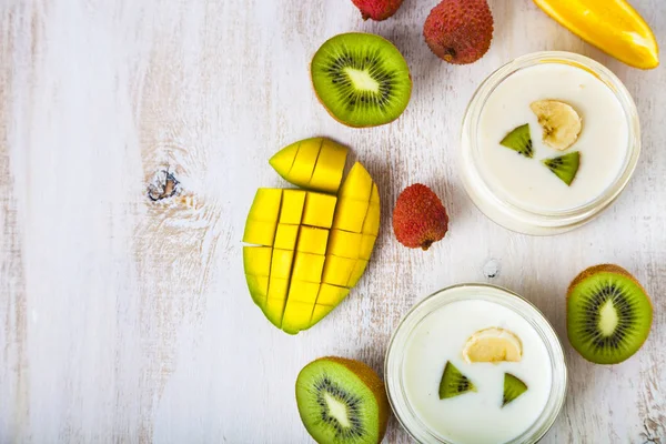 Yogurt con frutta tropicale — Foto Stock