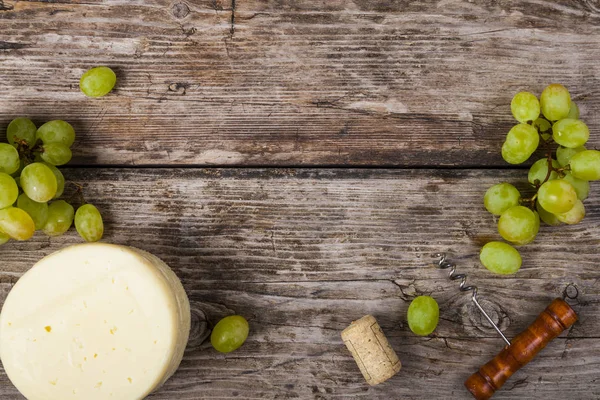 Peynir, üzüm, mantar ve tirbuşon — Stok fotoğraf