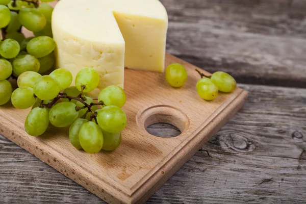 Peynir ve üzüm kesme tahtası — Stok fotoğraf
